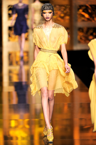 Vestido amarillo largo irregular bordado en hombros Christian Dior